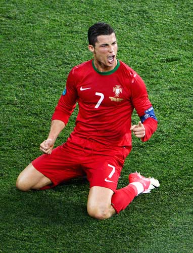 给东契奇都气笑了！阿尔达马将球砸在东契奇头上出界获得球权