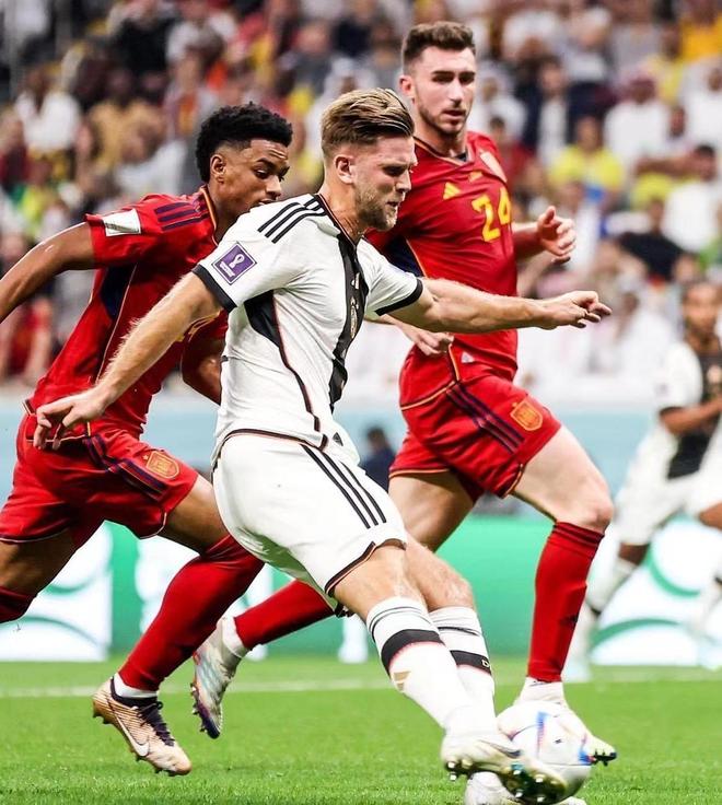 美记：湖人现在拥有最强的二人组，詹姆斯是时候离开了