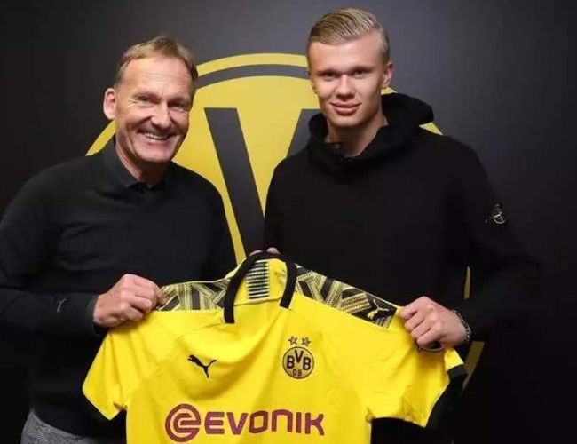 当詹姆斯持球背身单打则吸引三人夹击