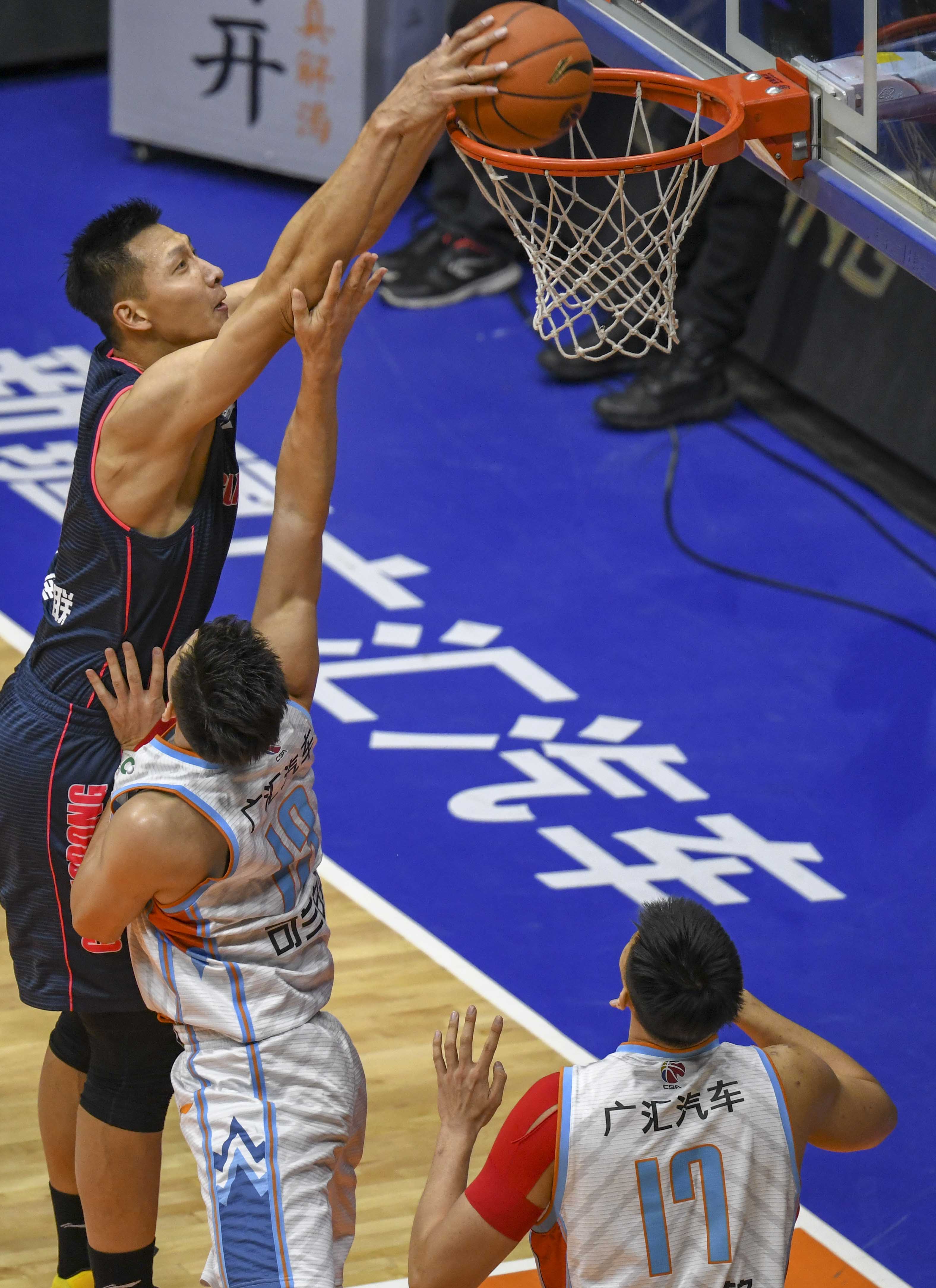 亚利桑那响尾蛇队在夺冠后因薪资压力拆解阵容，兰迪·强森被交易至洋基