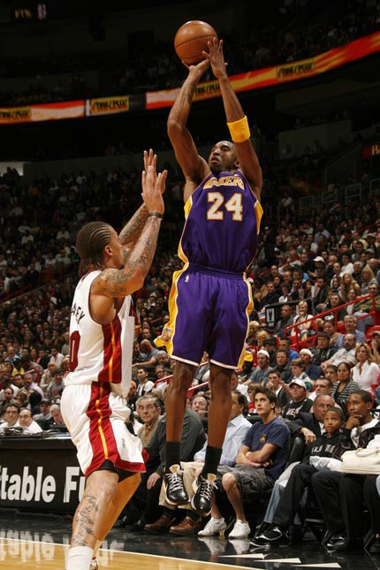 [NBA]杰伦威抢断反击 飞身暴扣点燃全场